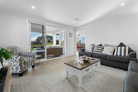 Photo of property in 32 Omahuru Road, Glenbrook, 2681