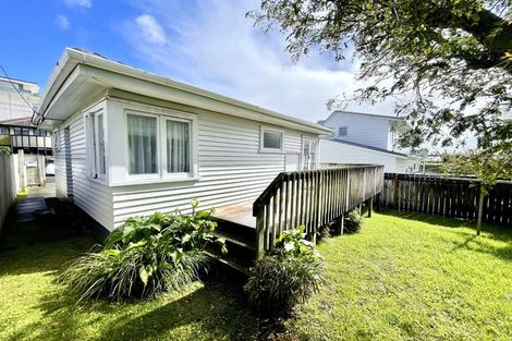 Photo of property in 1 Garadice Road, Rothesay Bay, Auckland, 0630