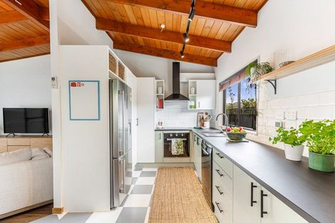 Photo of property in 2/9 London Street, Te Atatu Peninsula, Auckland, 0610