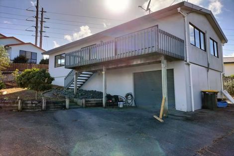Photo of property in 1/84 Totaravale Drive, Totara Vale, Auckland, 0629