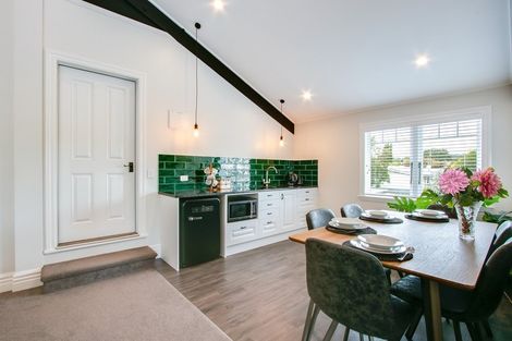 Photo of property in 2 Lucknow Road, Havelock North, 4130