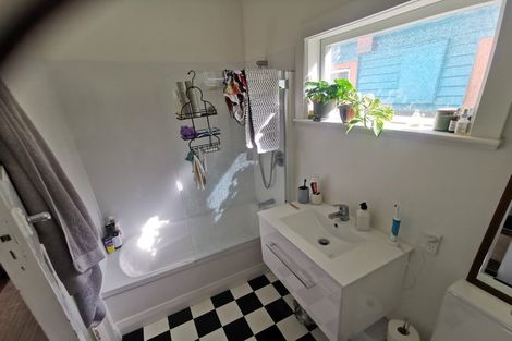 Photo of property in 404 Queens Drive, Lyall Bay, Wellington, 6022