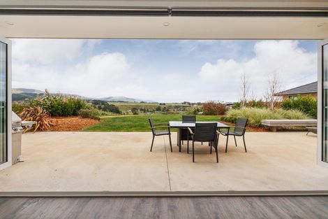 Photo of property in 16 Cyprus Place, Fitzherbert, Palmerston North, 4410