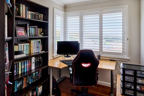 Photo of property in 9 Mana View Road, Paremata, Porirua, 5026