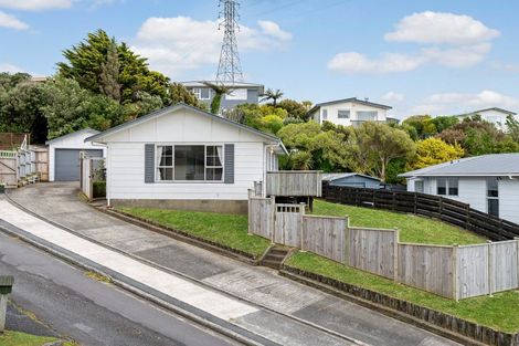 Photo of property in 10 Pimlico Place, Newlands, Wellington, 6037