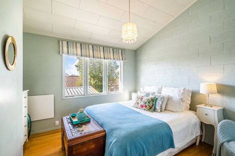 Photo of property in 2/51 Ocean View Road, Hillcrest, Auckland, 0627