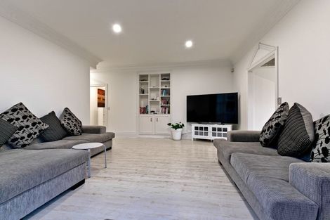 Photo of property in 18 Mansion Court, West Harbour, Auckland, 0618