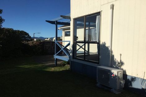 Photo of property in 28 Fernhaven Grove, Newlands, Wellington, 6037