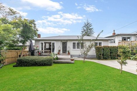 Photo of property in 1/137 Birkdale Road, Birkdale, Auckland, 0626