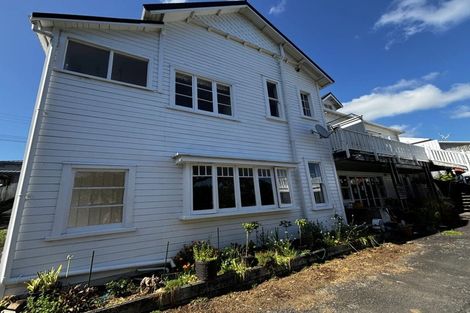 Photo of property in 5 Gilbert Street, New Plymouth, 4310