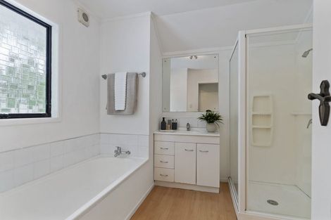 Photo of property in 2/30 Vauxhall Road, Devonport, Auckland, 0624