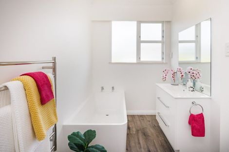 Photo of property in 36 Winston Avenue, Hokowhitu, Palmerston North, 4410