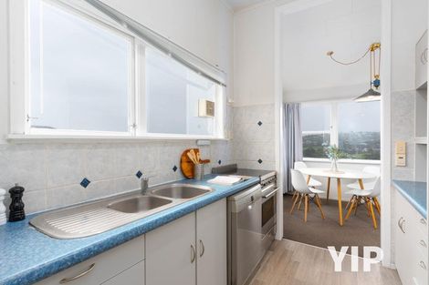 Photo of property in 9 Alwyn Place, Newlands, Wellington, 6037