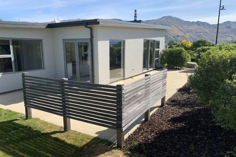Photo of property in 2 Kahu Close, Wanaka, 9305