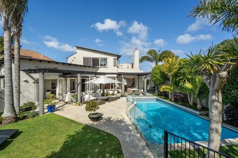 Photo of property in 1/2 Clifton Road, Hauraki, Auckland, 0622
