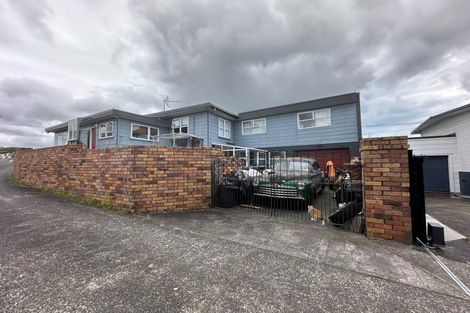 Photo of property in 3 Hillary Heights Avenue, Glendene, Auckland, 0602