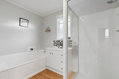 Photo of property in 35 Lynda Avenue, Paparangi, Wellington, 6037