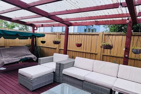 Photo of property in 35 Verdale Circle, Glen Eden, Auckland, 0602