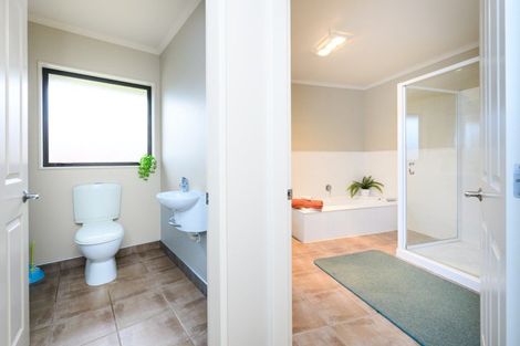 Photo of property in 6 Ron Place, Fitzherbert, Palmerston North, 4410