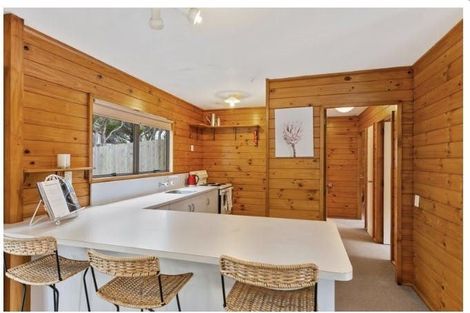 Photo of property in 94a Newlands Road, Newlands, Wellington, 6037