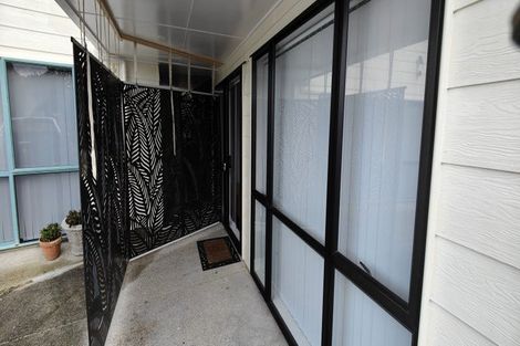 Photo of property in 2/68 Totaravale Drive, Totara Vale, Auckland, 0629