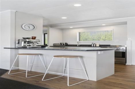 Photo of property in 8 Brookfield Road, Te Atatu Peninsula, Auckland, 0610