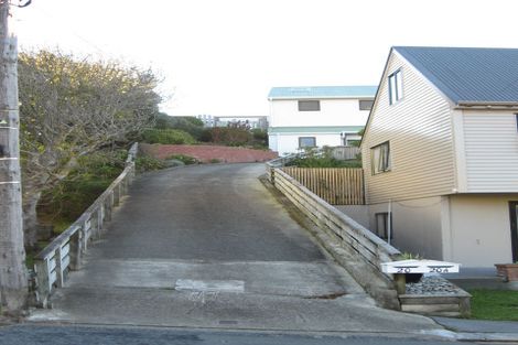 Photo of property in 20 Lyndfield Lane, Newlands, Wellington, 6037