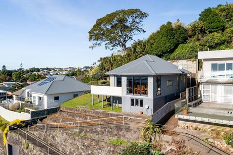 Photo of property in 5 South Road, Moturoa, New Plymouth, 4310