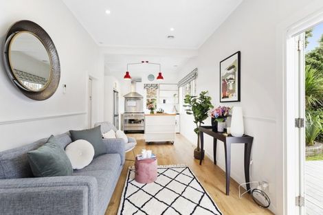 Photo of property in 8a Hungerford Road, Lyall Bay, Wellington, 6022