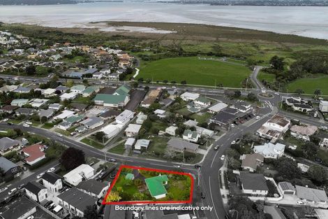 Photo of property in 7 Gloria Avenue, Te Atatu Peninsula, Auckland, 0610