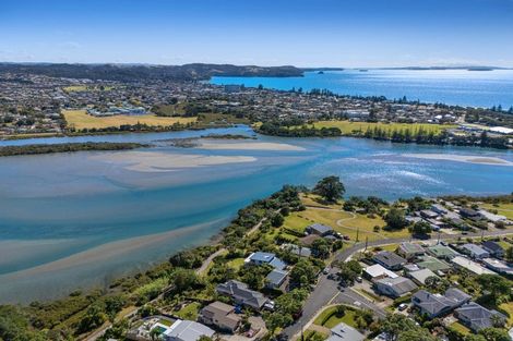 Photo of property in 40 Pohutukawa Avenue, Red Beach, 0932