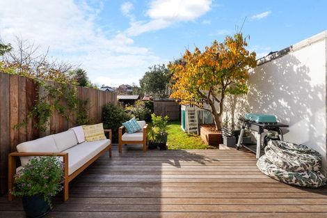 Photo of property in 33 Queen Street, Mount Victoria, Wellington, 6011