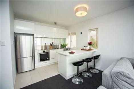 Photo of property in 2f3 Oriental Terrace, Mount Victoria, Wellington, 6011