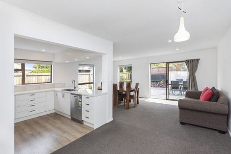 Photo of property in 2/76 Hinau Street, Riccarton, Christchurch, 8041