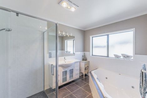 Photo of property in 70 Farringdon Avenue, Rototuna North, Hamilton, 3210