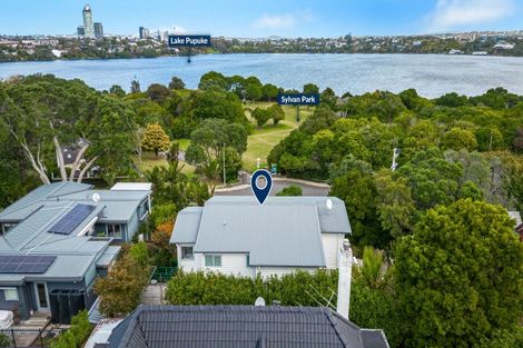 Photo of property in 18a Sylvan Park Avenue, Milford, Auckland, 0620