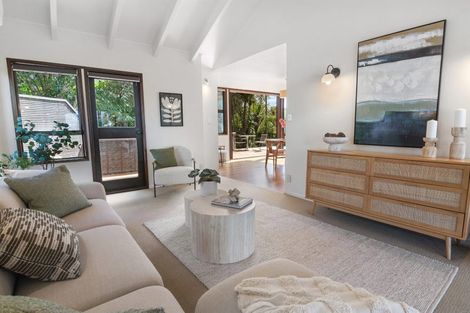 Photo of property in 33 Woodlands Crescent, Browns Bay, Auckland, 0630