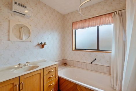 Photo of property in 26 Felstead Place, Avonhead, Christchurch, 8042