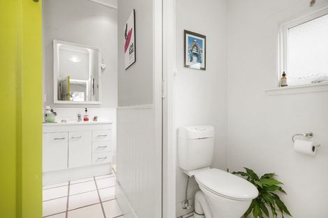 Photo of property in 129 Onepu Road, Lyall Bay, Wellington, 6022