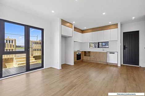 Photo of property in 5/143 Carlisle Road, Northcross, Auckland, 0632