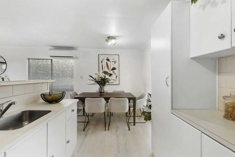 Photo of property in 2 Graham Avenue, Te Atatu Peninsula, Auckland, 0610