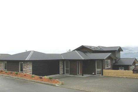 Photo of property in 19 James Nairn Grove, Riverstone Terraces, Upper Hutt, 5018