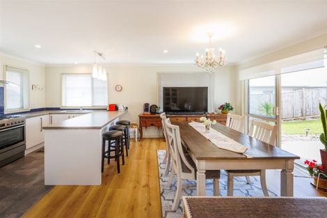 Photo of property in 14 Atlantic Drive, Fitzherbert, Palmerston North, 4410