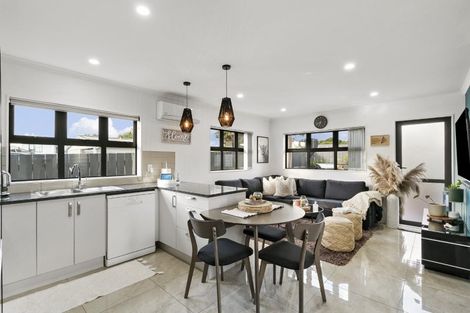 Photo of property in 15a Seaward Place, Wattle Downs, Auckland, 2103