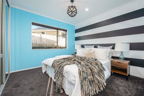 Photo of property in 17 Fleetwood Drive, Henderson, Auckland, 0612
