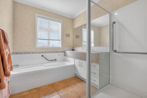 Photo of property in 23 Sovereign Isle Lane, Rototuna, Hamilton, 3210
