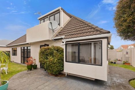 Photo of property in 2/4 Wai-iti Crescent, Woburn, Lower Hutt, 5010