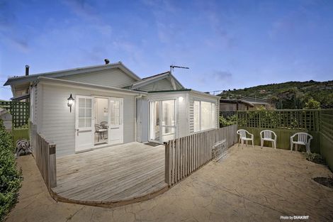 Photo of property in 104 Apu Crescent, Lyall Bay, Wellington, 6022