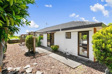 Photo of property in 2/16 Matisse Drive, West Harbour, Auckland, 0618
