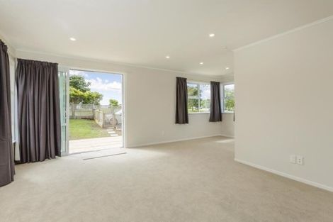 Photo of property in 1/862 East Coast Road, Northcross, Auckland, 0630